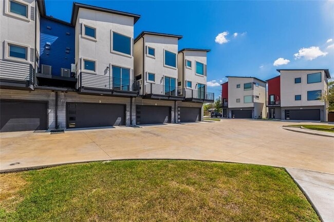 1417 Kramer Ln in Austin, TX - Foto de edificio - Building Photo