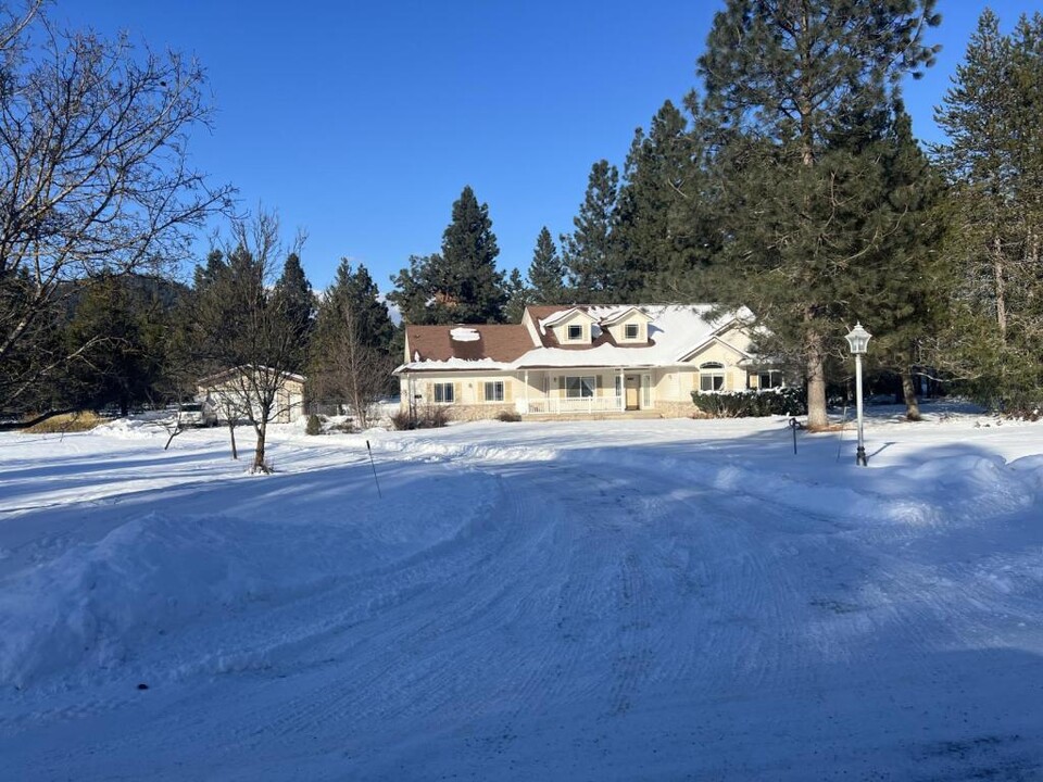 1481 W Chaparral Ave in Rathdrum, ID - Building Photo