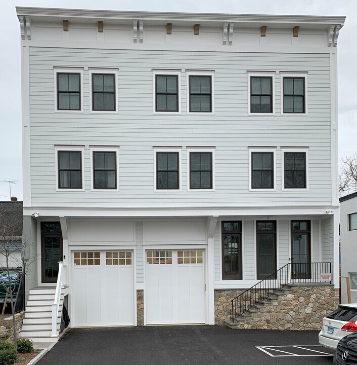 4 Armonk St in Greenwich, CT - Building Photo