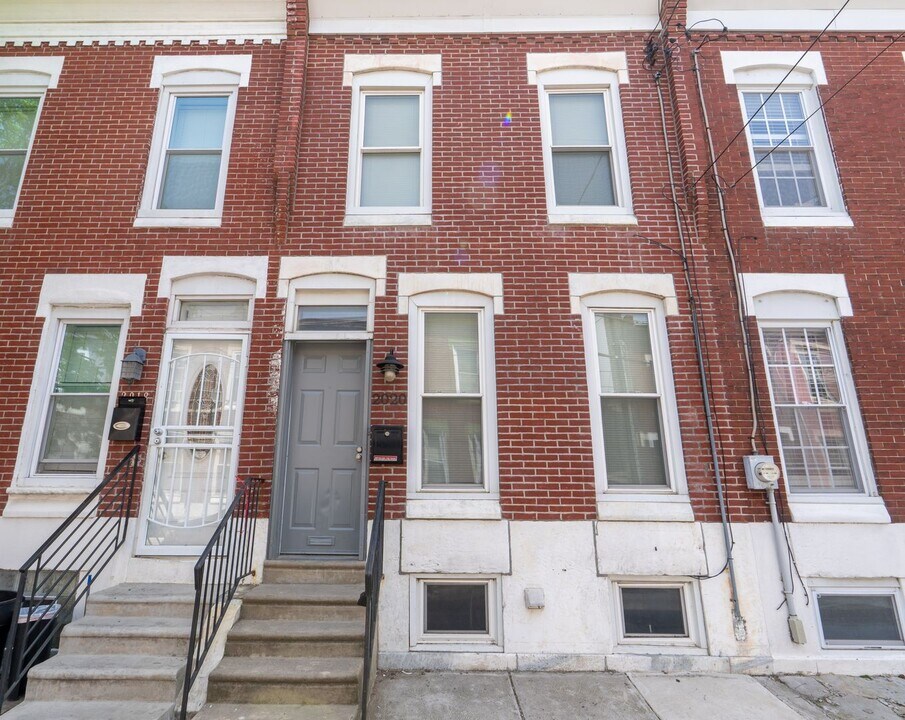 2020 Mountain St in Philadelphia, PA - Building Photo