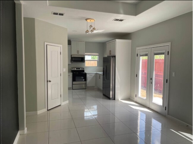 201 W Rutherford Ave in Edinburg, TX - Building Photo - Building Photo