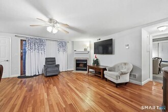 46 Little Oak Ln in Rocky Hill, CT - Foto de edificio - Building Photo