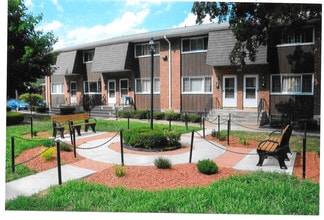 458 Middle Turnpike W, Unit BROOK HAVEN APTS in Manchester, CT - Building Photo - Building Photo