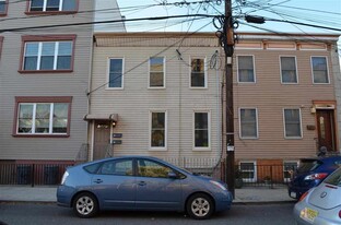 411 2nd St in Jersey City, NJ - Building Photo