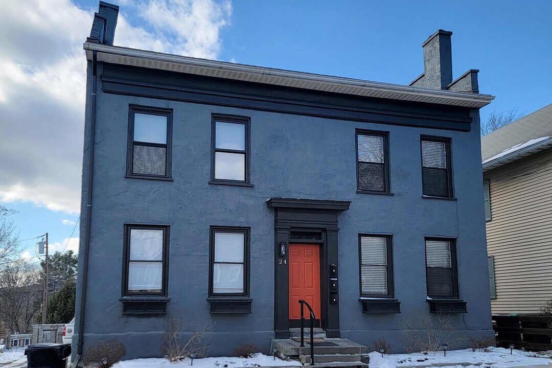 24 McDonald St in Saugerties, NY - Building Photo