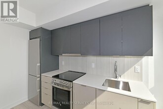 8-418 Tippett Rd in Toronto, ON - Building Photo - Building Photo