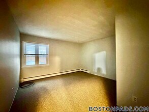 675 N Main St, Unit 13 in Fall River, MA - Foto de edificio - Building Photo