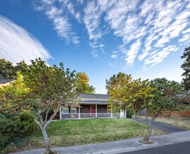 815 Devon Ct in Hood River, OR - Building Photo - Building Photo