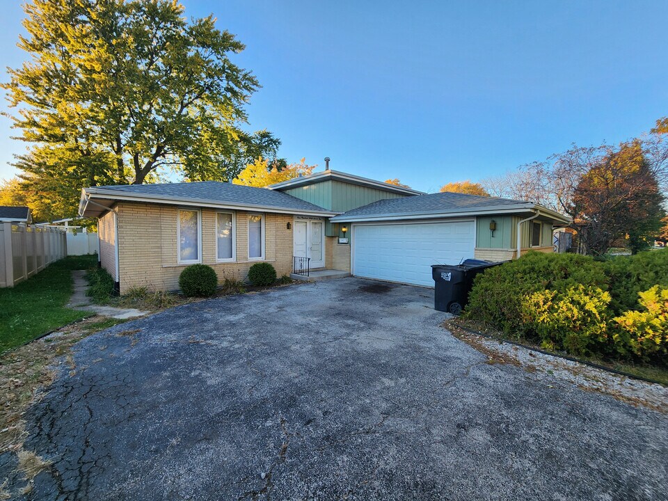 16710 Kenwood Ave in South Holland, IL - Building Photo