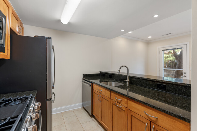55 Gerry Rd in Chestnut Hill, MA - Foto de edificio - Building Photo