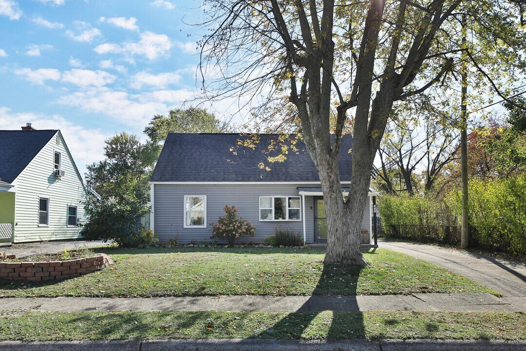 925 Blenheim Rd in Columbus, OH - Building Photo