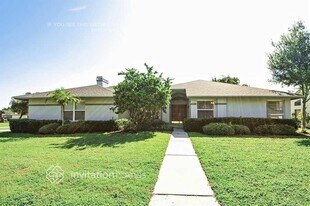 437 Waterford Cir E in Tarpon Springs, FL - Building Photo