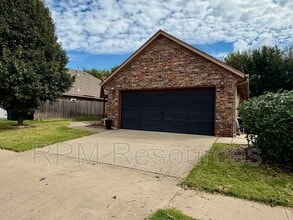 1904 Timber Crossing in Yukon, OK - Building Photo - Building Photo