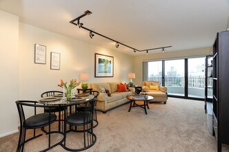 2020 N Lincoln Park W, Unit 18E in Chicago, IL - Building Photo - Building Photo