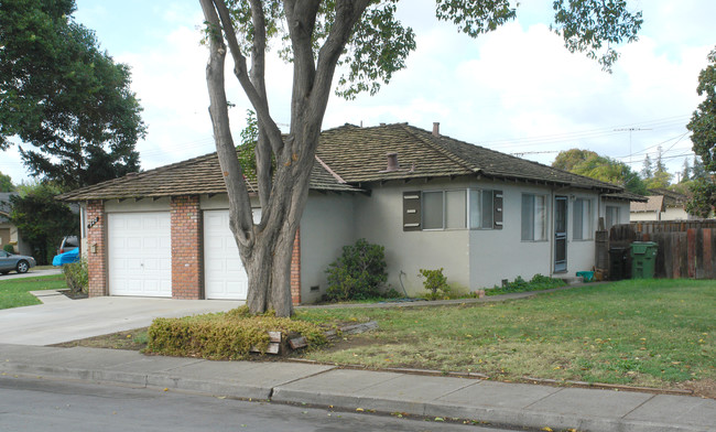 920-922 Live Oak Dr in Santa Clara, CA - Building Photo - Building Photo