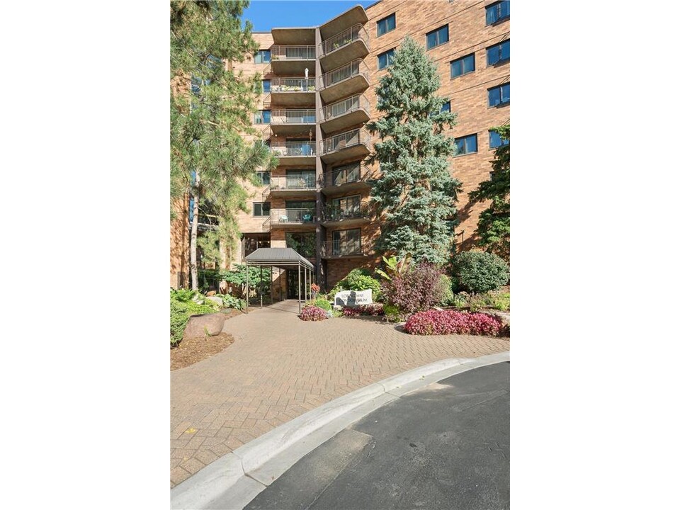 210 W Grant St-Unit -711 in Minneapolis, MN - Building Photo