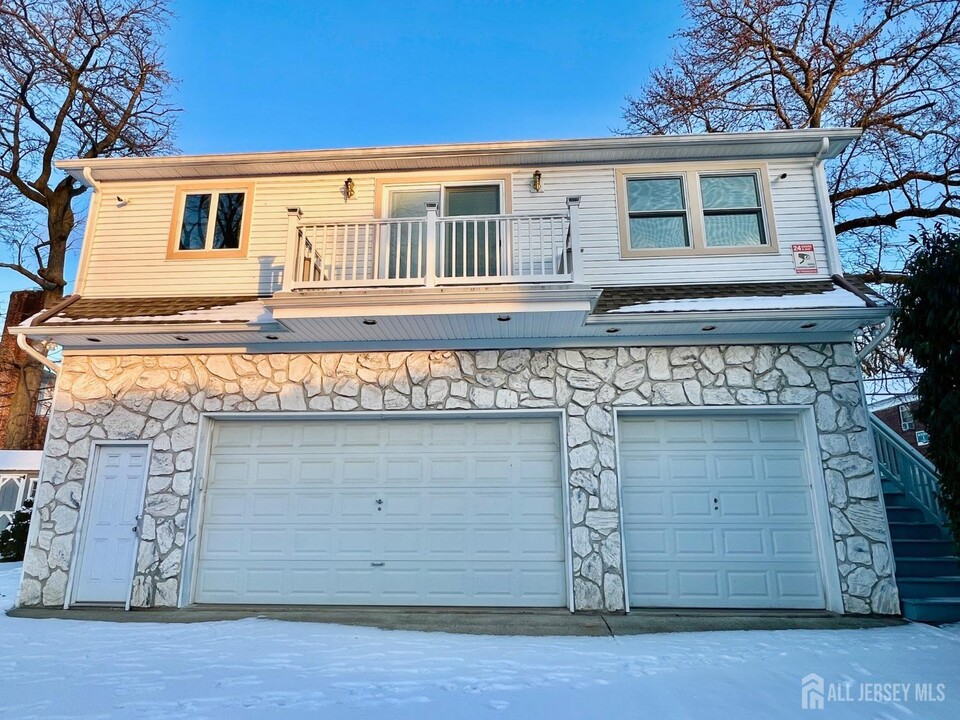 10 Sidney Pl in Metuchen, NJ - Building Photo