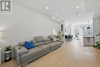 180 Glenashton Dr in Oakville, ON - Building Photo - Building Photo
