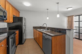 10982 Roebling Ave, Unit 557 in Los Angeles, CA - Foto de edificio - Building Photo