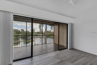 5565 Ashton Lake Dr in Sarasota, FL - Foto de edificio - Building Photo