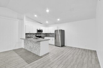 13974 Folkestone Cir in Wellington, FL - Building Photo - Building Photo