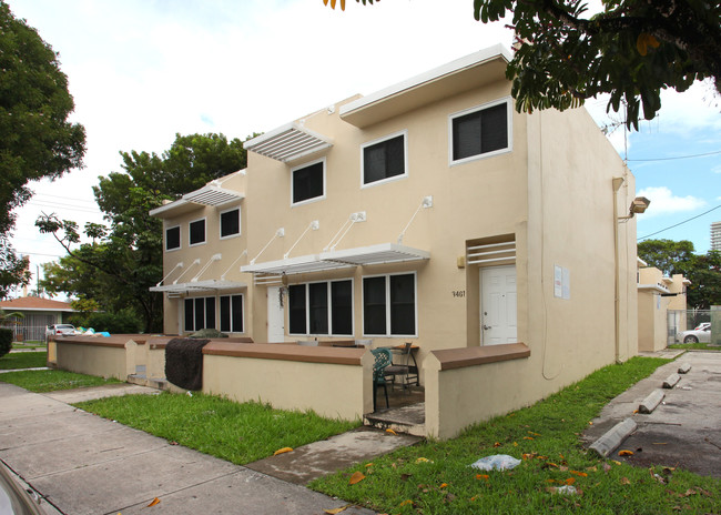 70-83 NW 35th St in Miami, FL - Foto de edificio - Building Photo