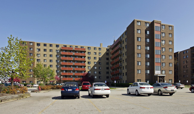 Gates Mills Villa in Mayfield Heights, OH - Foto de edificio - Building Photo