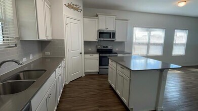 204 Bronco Billy Dr in Jarrell, TX - Building Photo - Building Photo