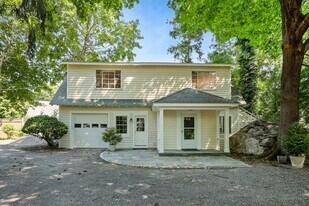 14 Grove Ln in Greenwich, CT - Building Photo