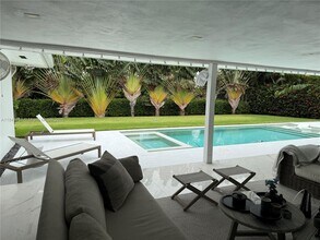 1001 Diplomat Pkwy in Hallandale Beach, FL - Building Photo - Building Photo