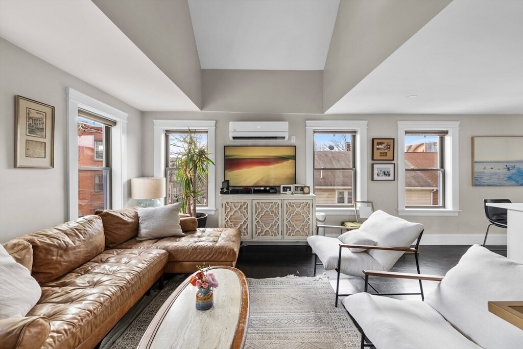 38 Mead St in Boston, MA - Building Photo