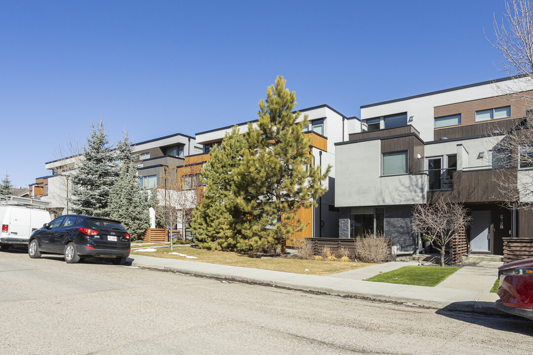 2138 28 Av SW in Calgary, AB - Building Photo