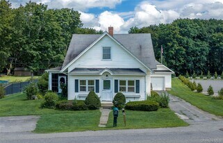 140 E Main St in Pawling, NY - Building Photo