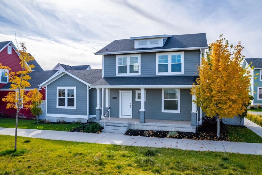 5032 Bear Trap Dr in South Jordan, UT - Building Photo