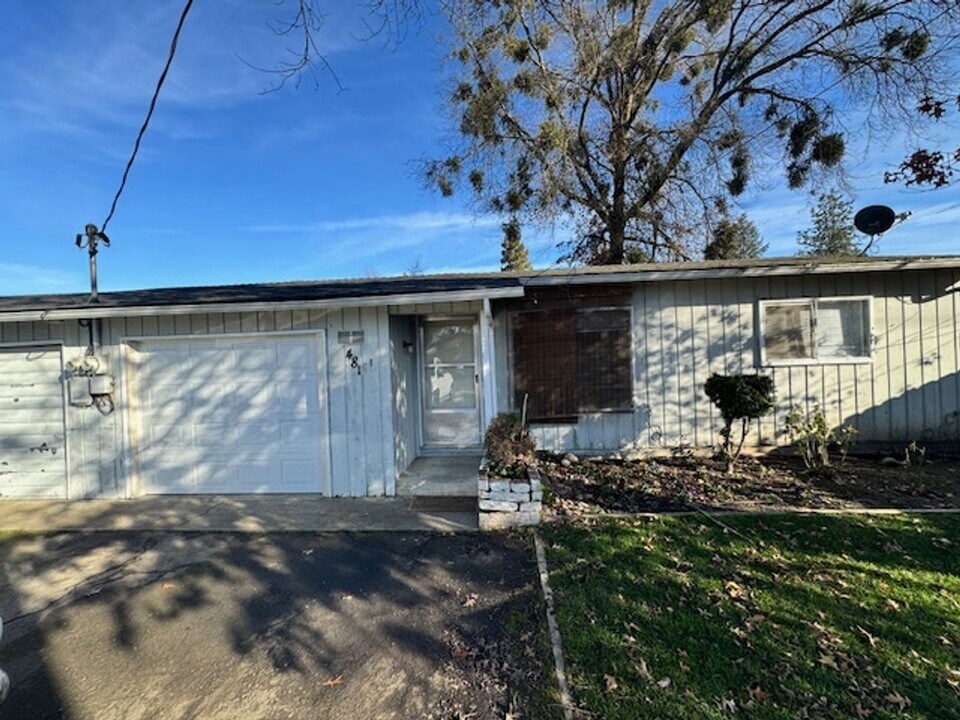 479 Lozier Ln in Medford, OR - Building Photo