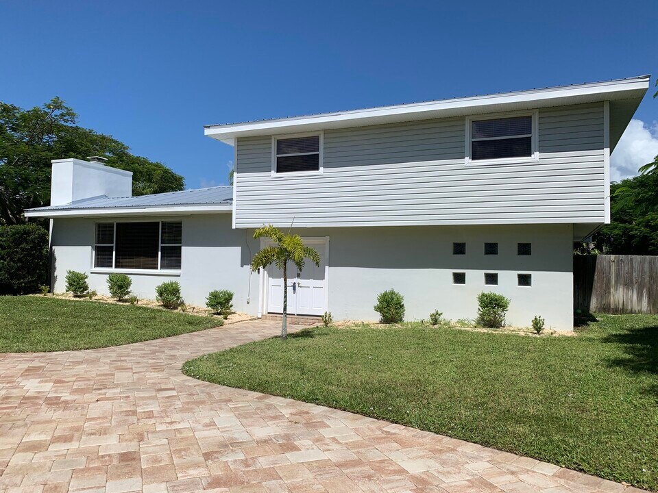 1401 Magnolia Dr in Indialantic, FL - Building Photo