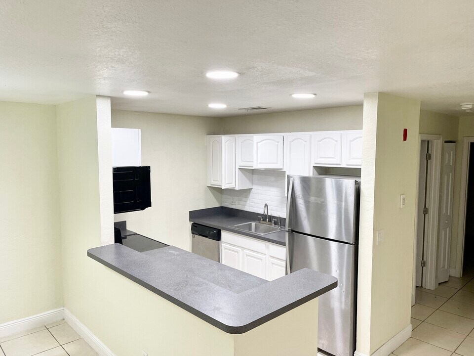 900 S Peninsula Dr in Daytona Beach, FL - Building Photo