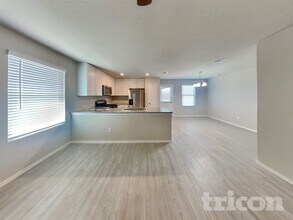 13240 Rosemary Cove, Unit 40 in Saint Hedwig, TX - Foto de edificio - Building Photo