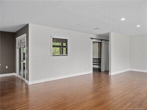 2468 N W Everglades Blvd in Stuart, FL - Foto de edificio - Building Photo