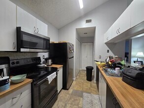 10420 SW 158th Ct, Unit 304 in Miami, FL - Building Photo - Building Photo