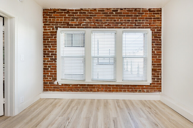 Modern & Stylish 2-Bedroom Apartment in Los Angeles, CA - Building Photo - Interior Photo