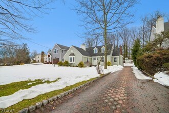 10 Great Hills Terrace in Millburn, NJ - Building Photo - Building Photo