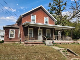 416 4th St NW in Independence, IA - Building Photo