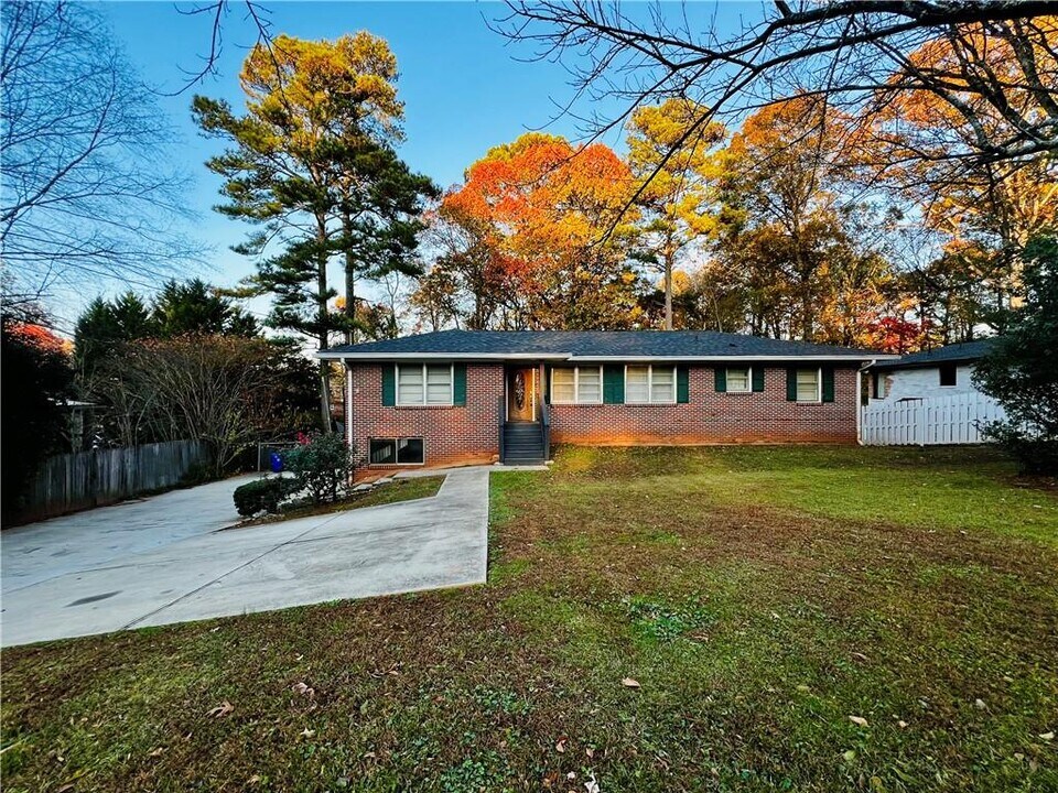 2645 Henderson Rd in Tucker, GA - Foto de edificio