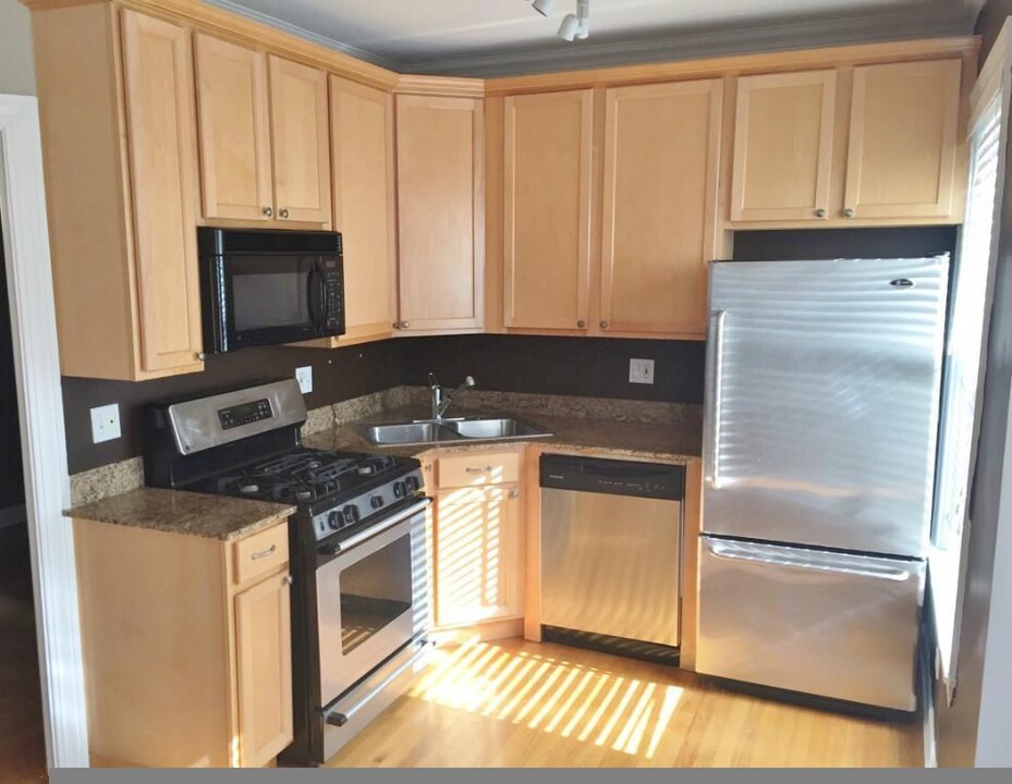 624 W Roscoe St, Unit 2C in Chicago, IL - Building Photo