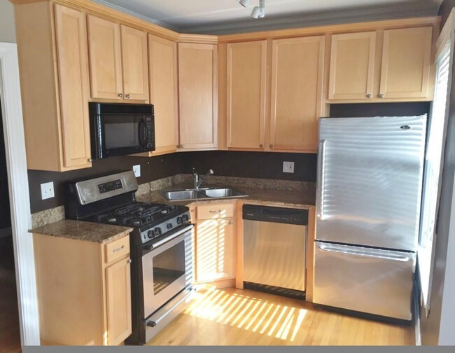 624 W Roscoe St, Unit 2C