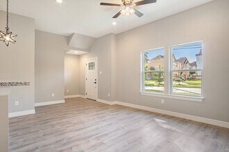 5262 Ella Blvd in Houston, TX - Building Photo - Building Photo