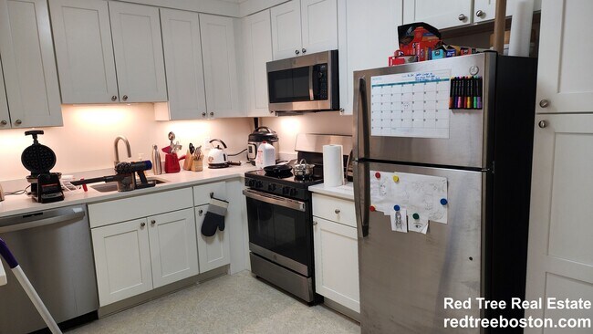 24 Fuller St, Unit 406 in Brookline, MA - Foto de edificio - Building Photo