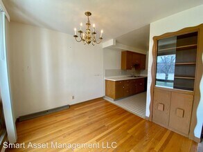 13200 W Bluemound Rd in Elm Grove, WI - Foto de edificio - Building Photo