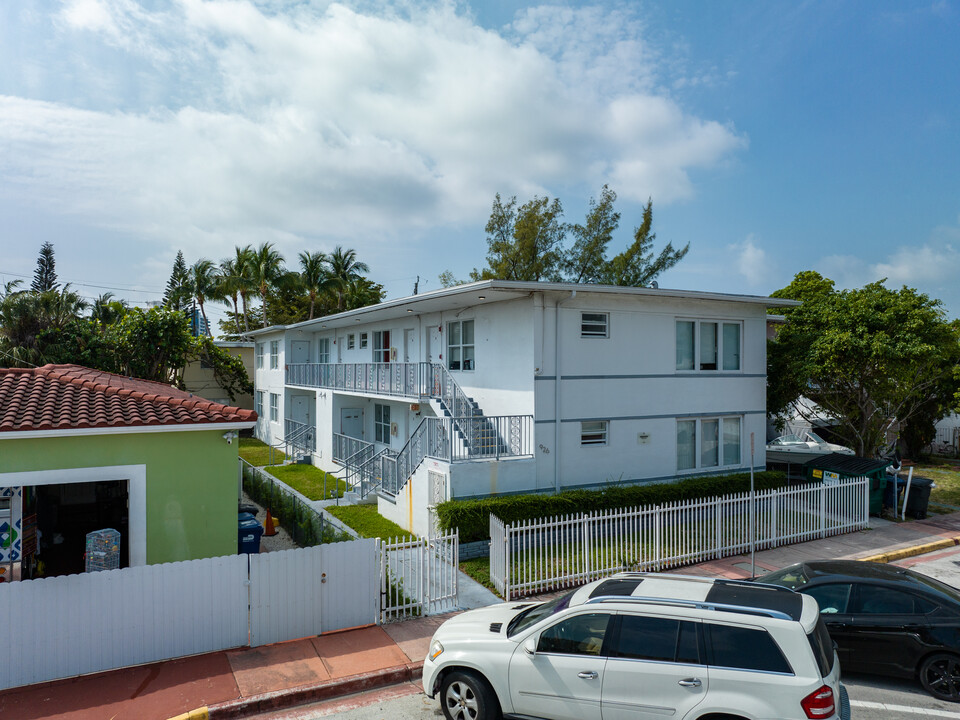 926 79th Ter in Miami Beach, FL - Building Photo